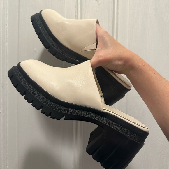 NWOT Chunky Cream Slide Heels Size 8 - Picture 1 of 6